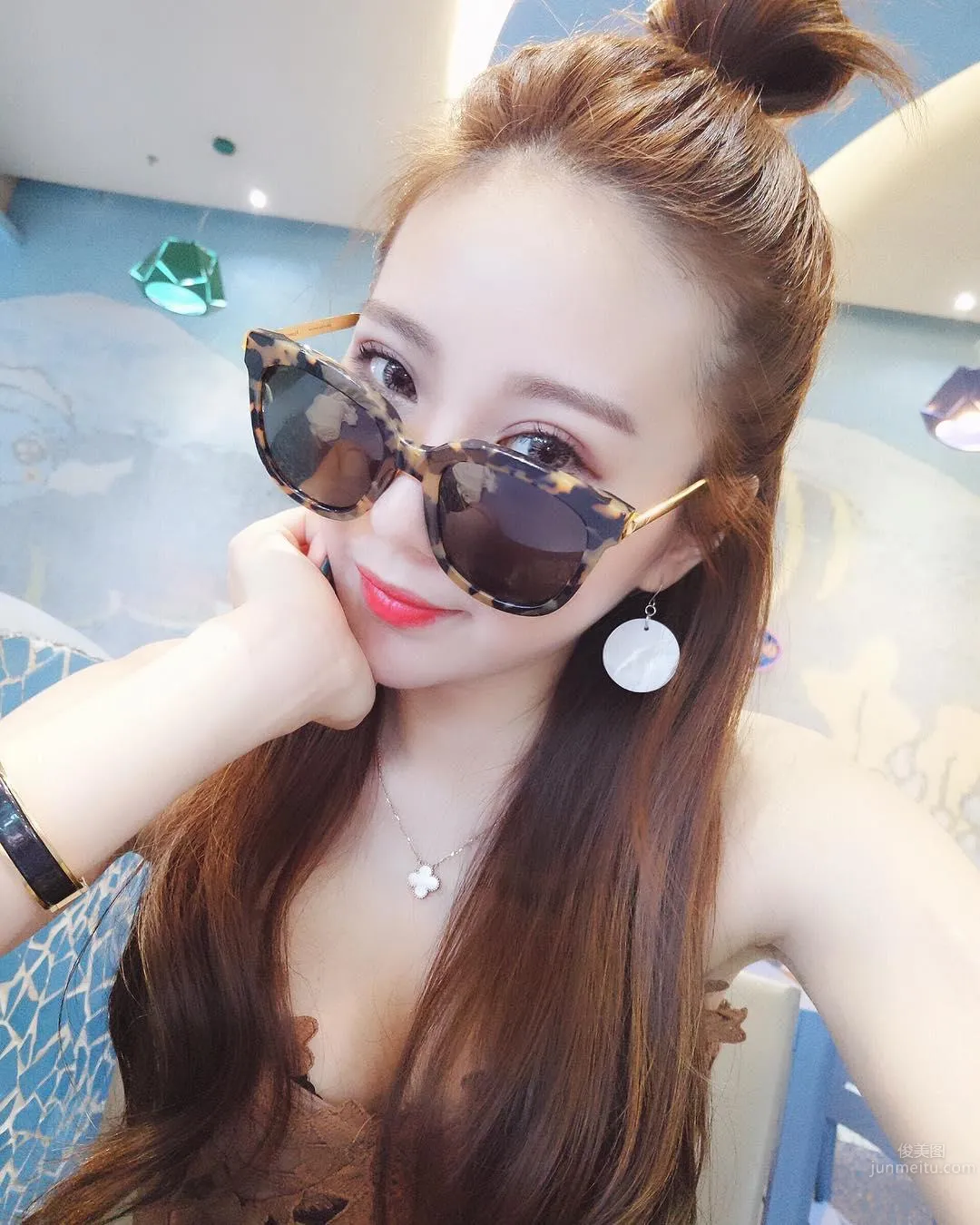 超白嫩！正妹李燕低胸上衣，完美身材自拍好養眼！ 1