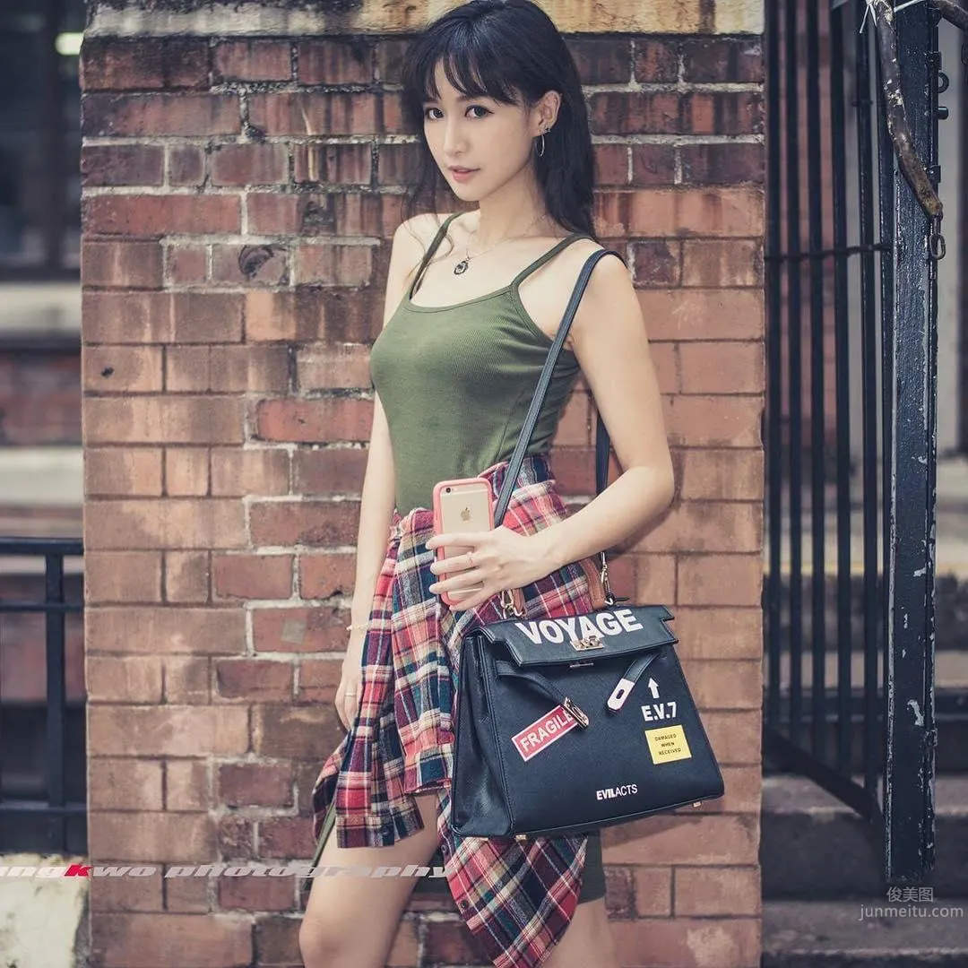 香港DJ樂宜LokYii 搶眼深溝辣到蹦出來 2