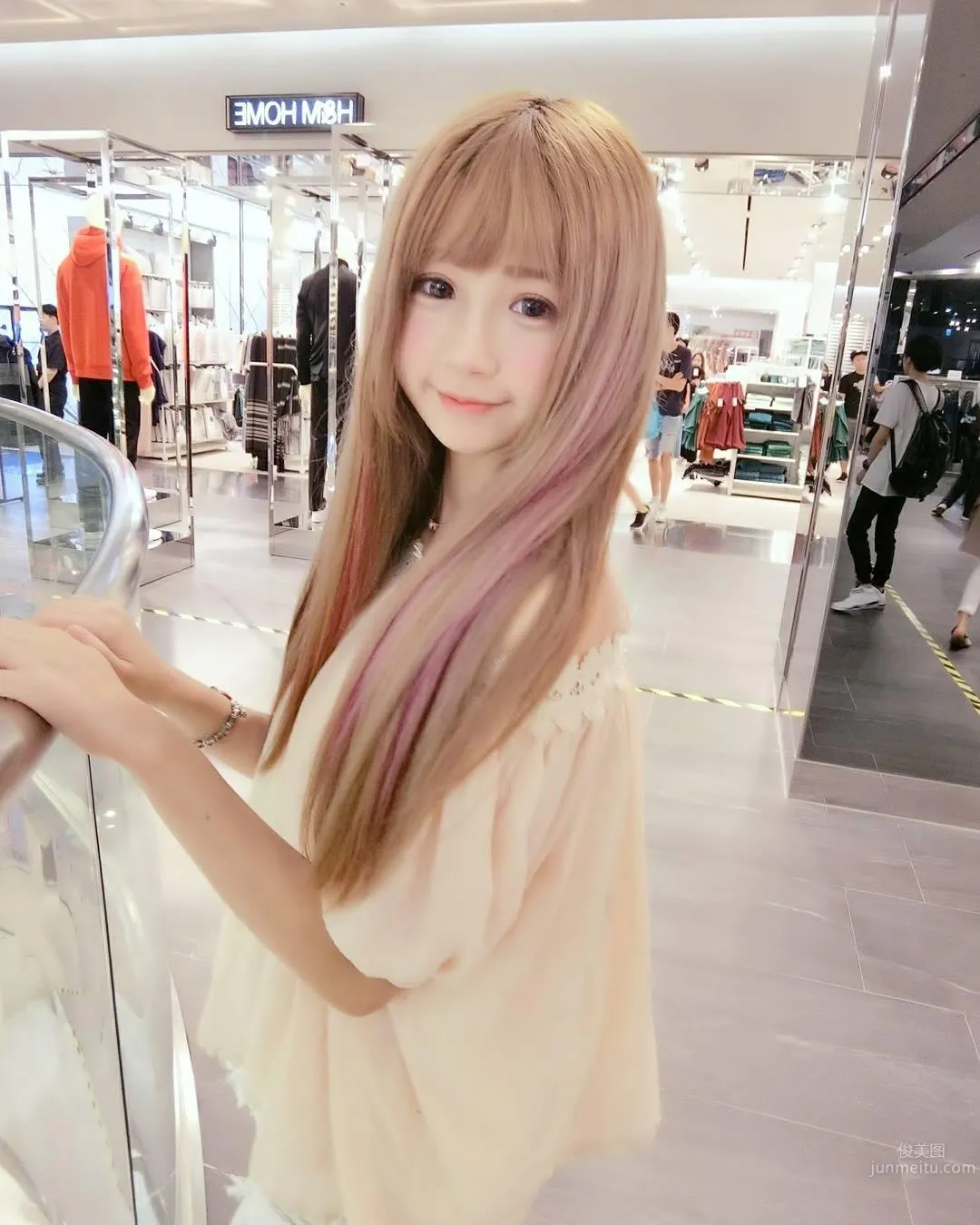 超甜美萌妹周奕瑜 深藏不露的好身材_23