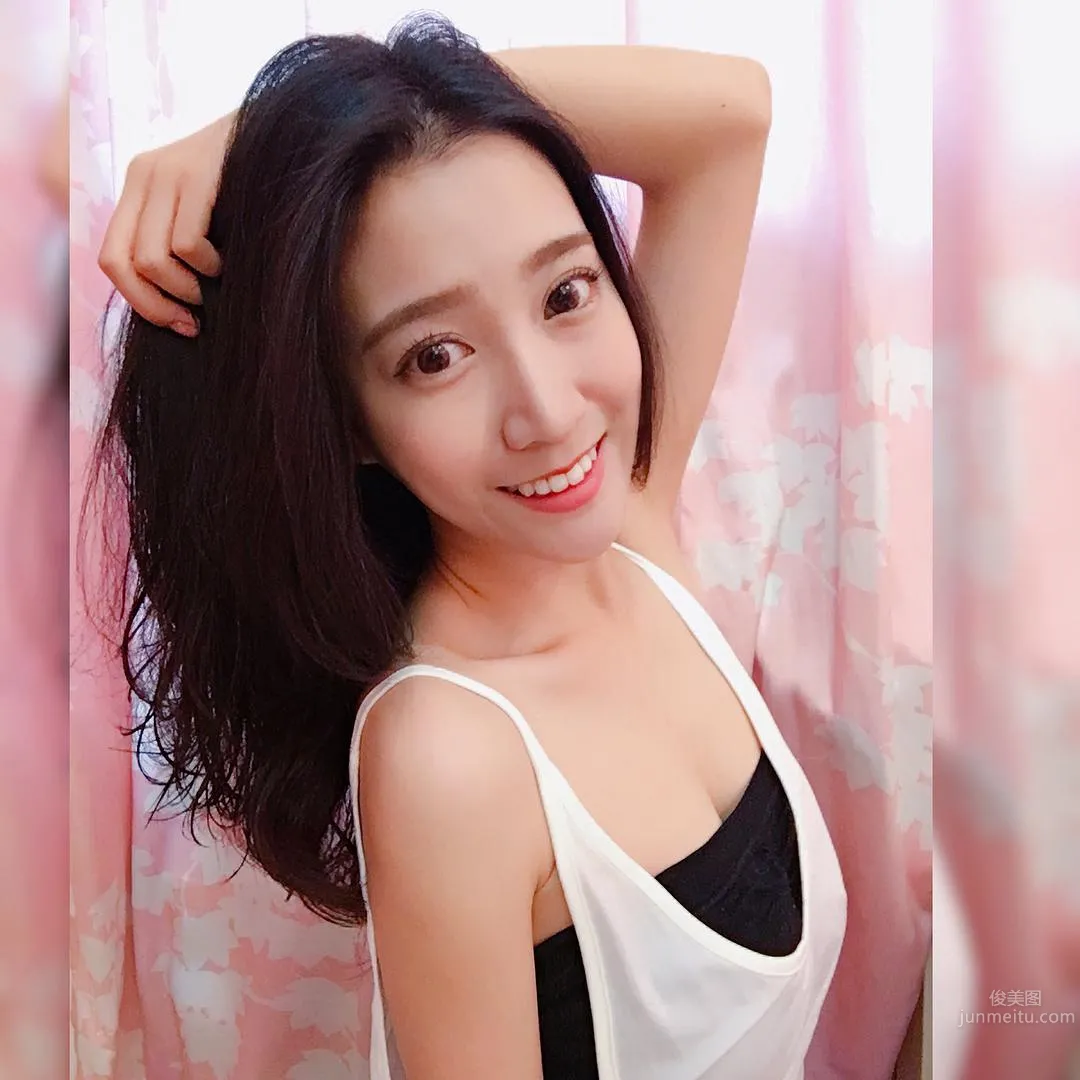 台灣氣質空姐鄭詩璇 笑容甜美又胸大腿長 10