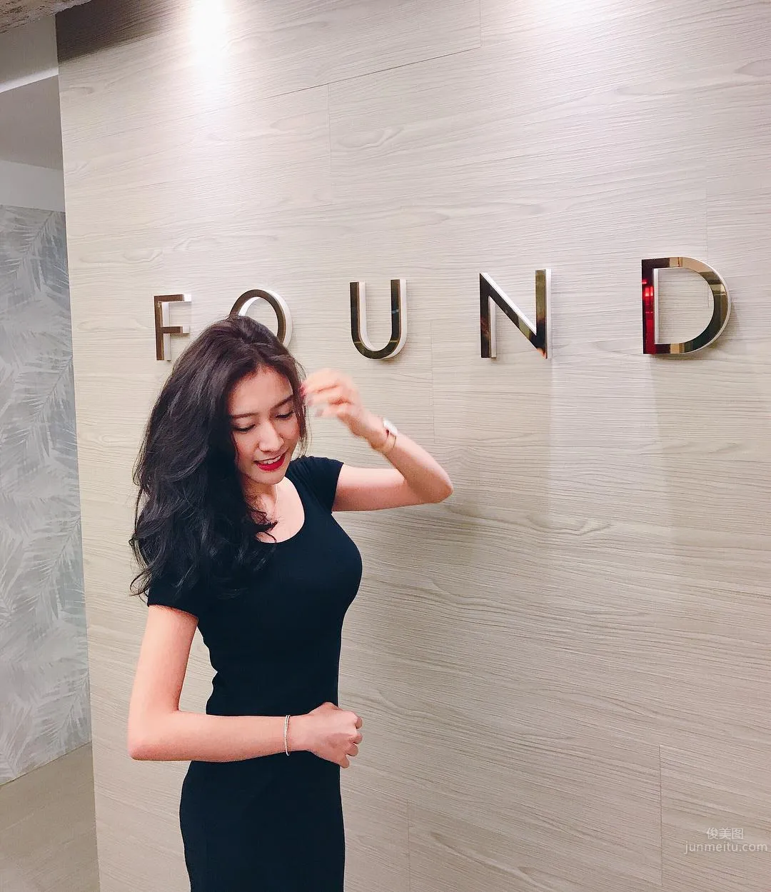 台灣氣質空姐鄭詩璇 笑容甜美又胸大腿長 26