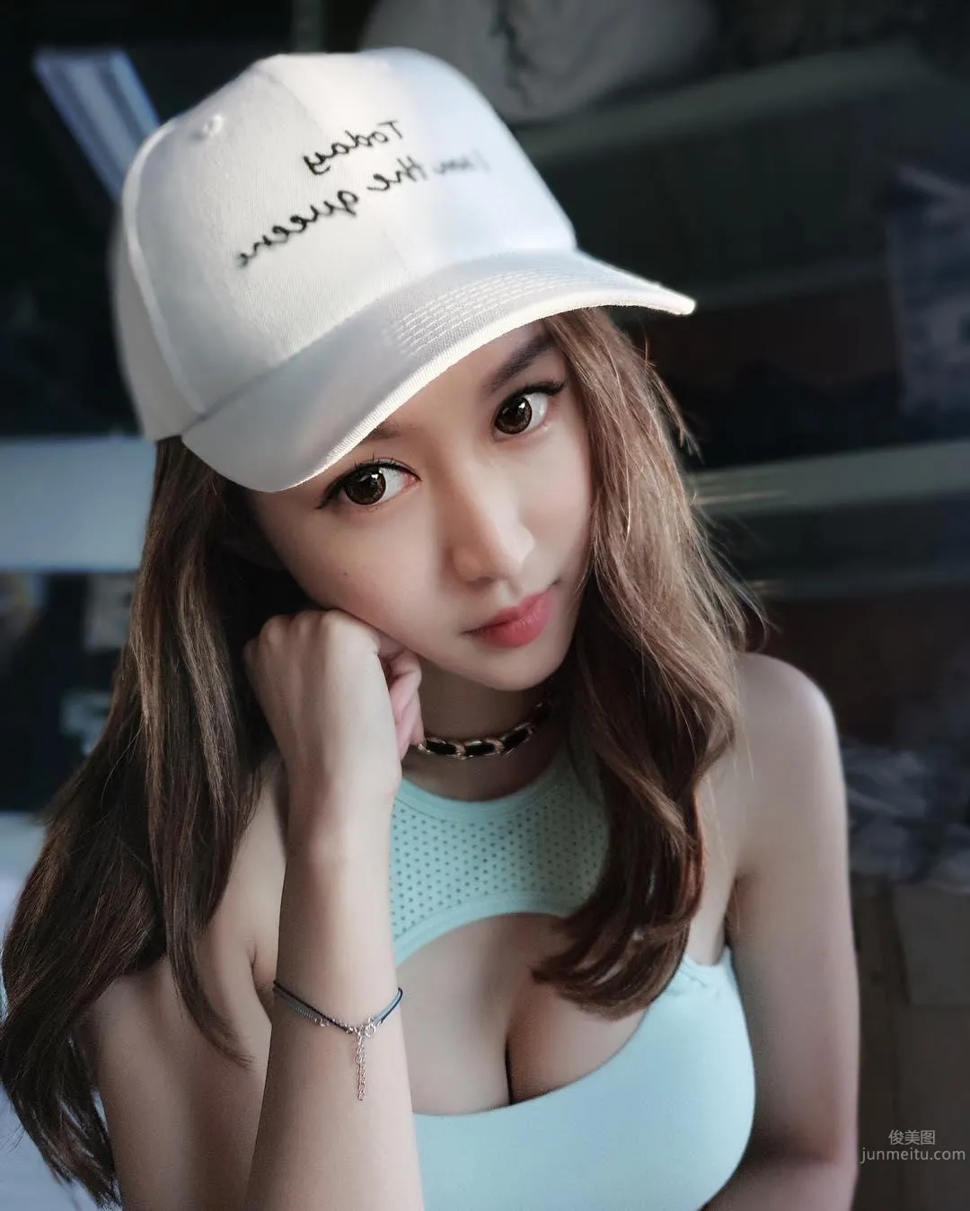 香港DJ樂宜LokYii 搶眼深溝辣到蹦出來 37