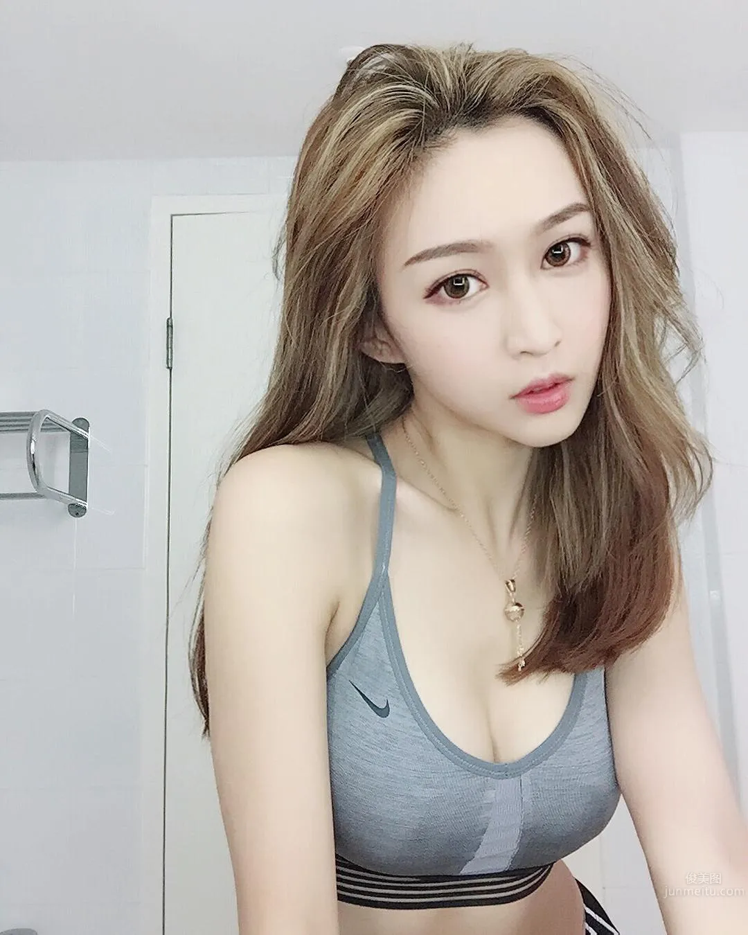 香港DJ樂宜LokYii 搶眼深溝辣到蹦出來 30
