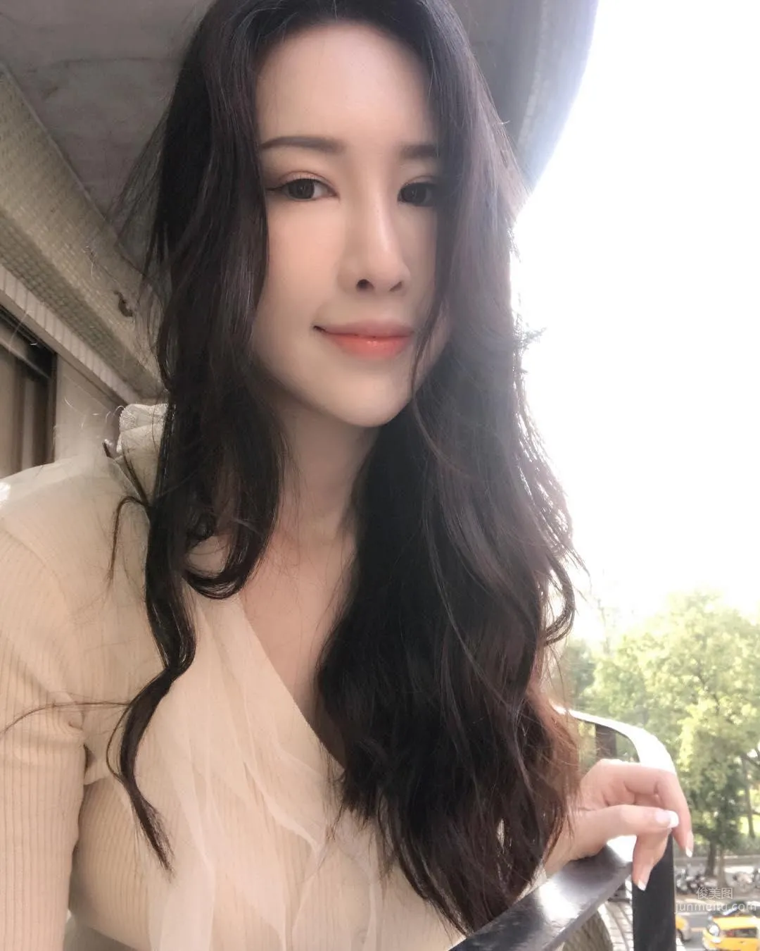 32G美胸皇後說早安，有她在每天都不想起床！ 41