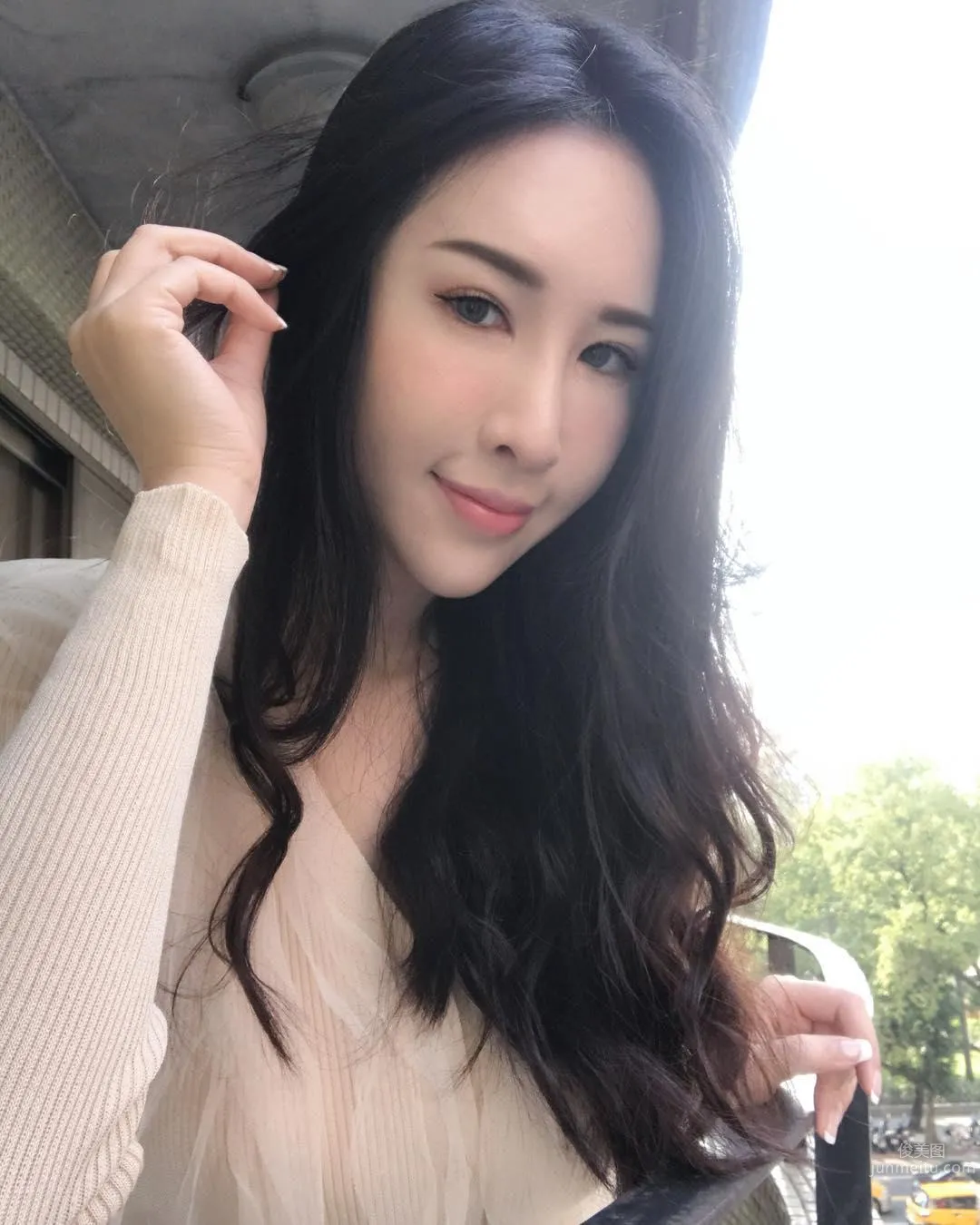 32G美胸皇後說早安，有她在每天都不想起床！ 42