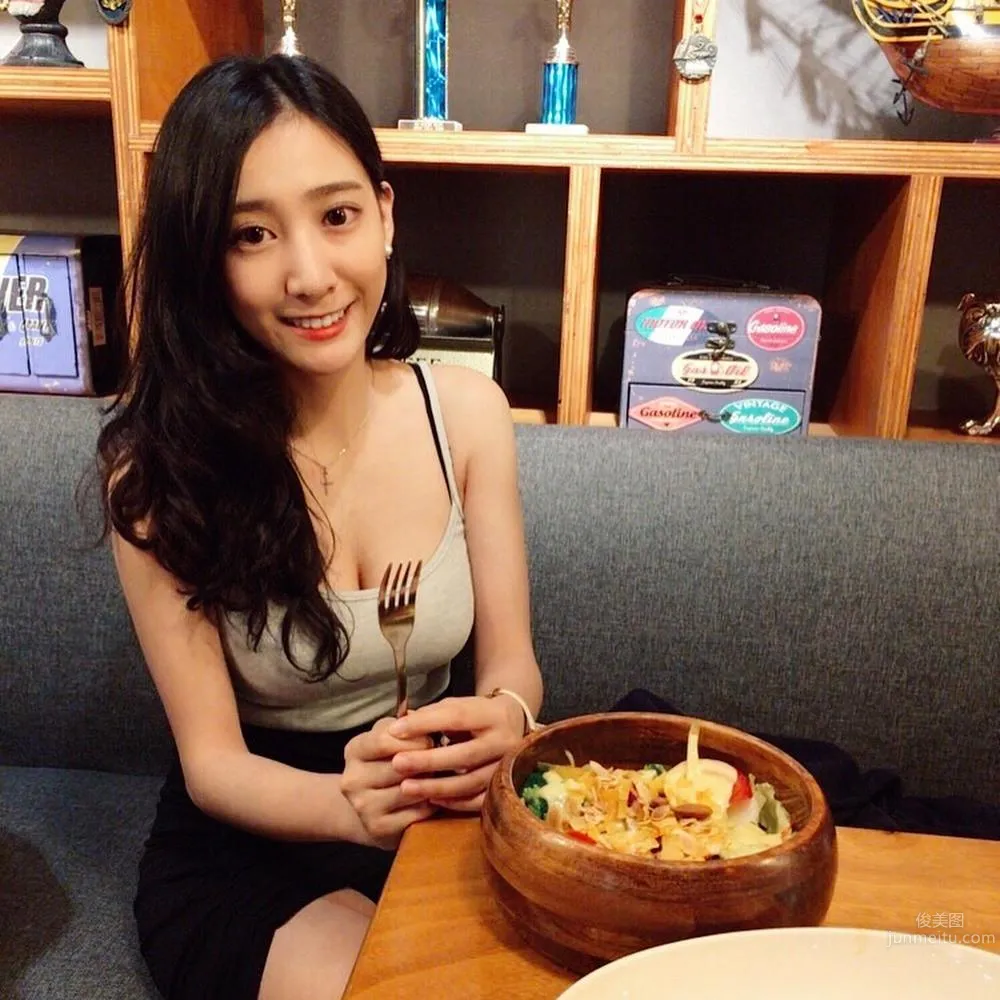 台灣氣質空姐鄭詩璇 笑容甜美又胸大腿長 8