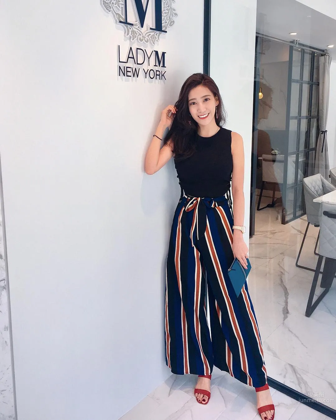 台灣氣質空姐鄭詩璇 笑容甜美又胸大腿長 13