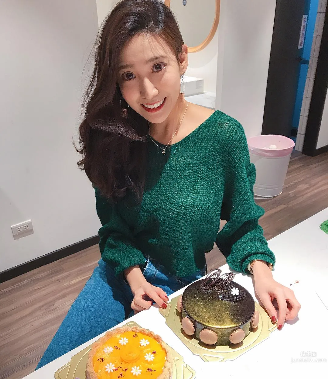 台灣氣質空姐鄭詩璇 笑容甜美又胸大腿長 23