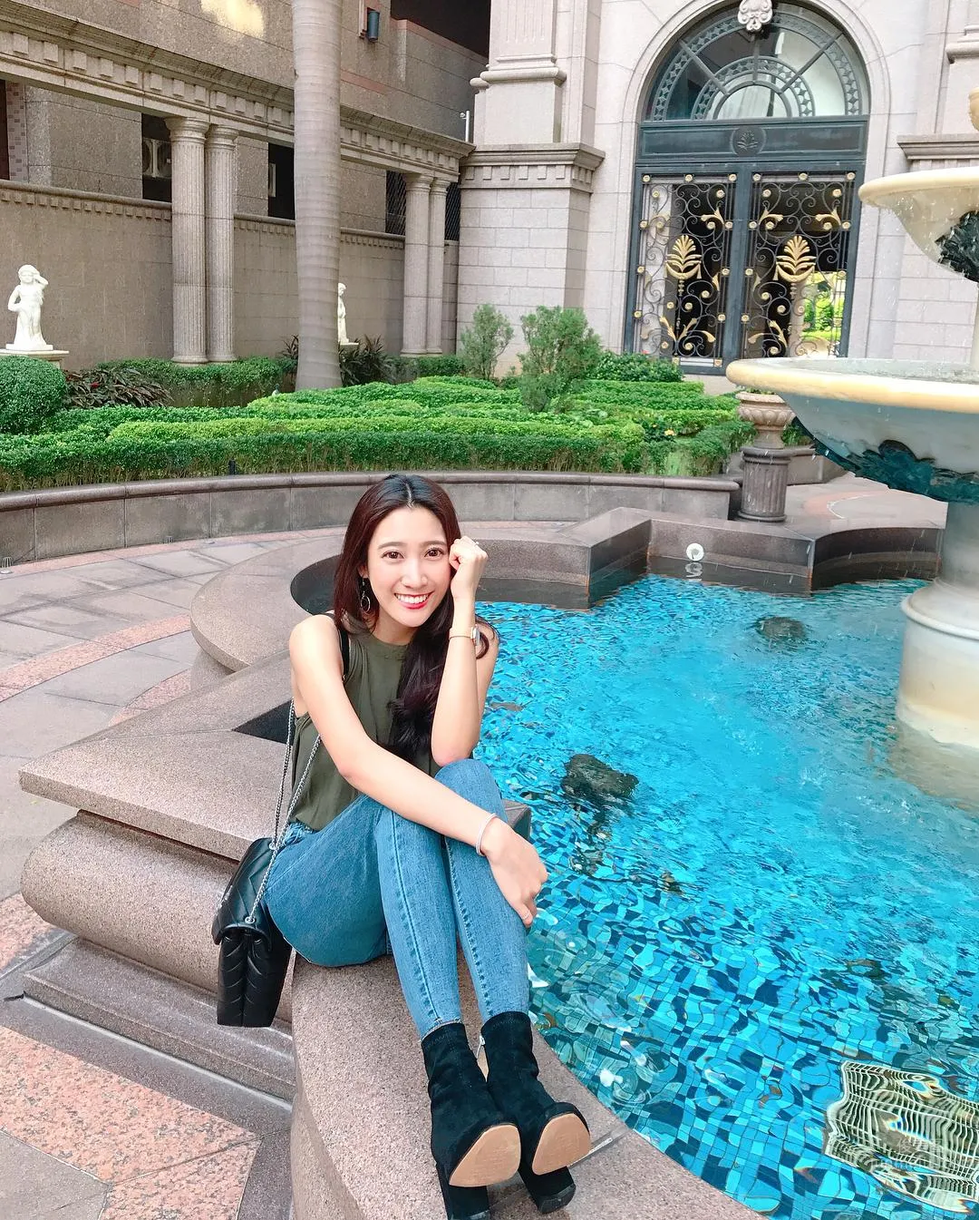 台灣氣質空姐鄭詩璇 笑容甜美又胸大腿長 21
