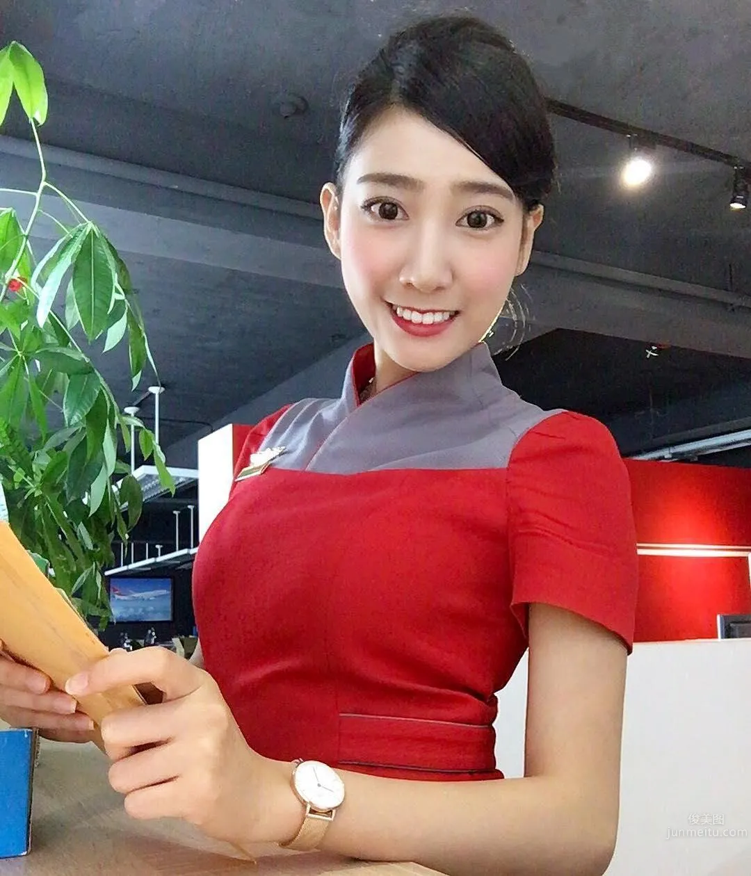 台灣氣質空姐鄭詩璇 笑容甜美又胸大腿長 1