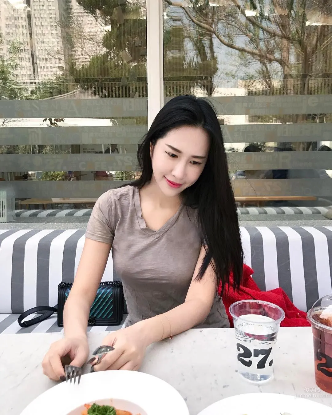 32G美胸皇後說早安，有她在每天都不想起床！ 14