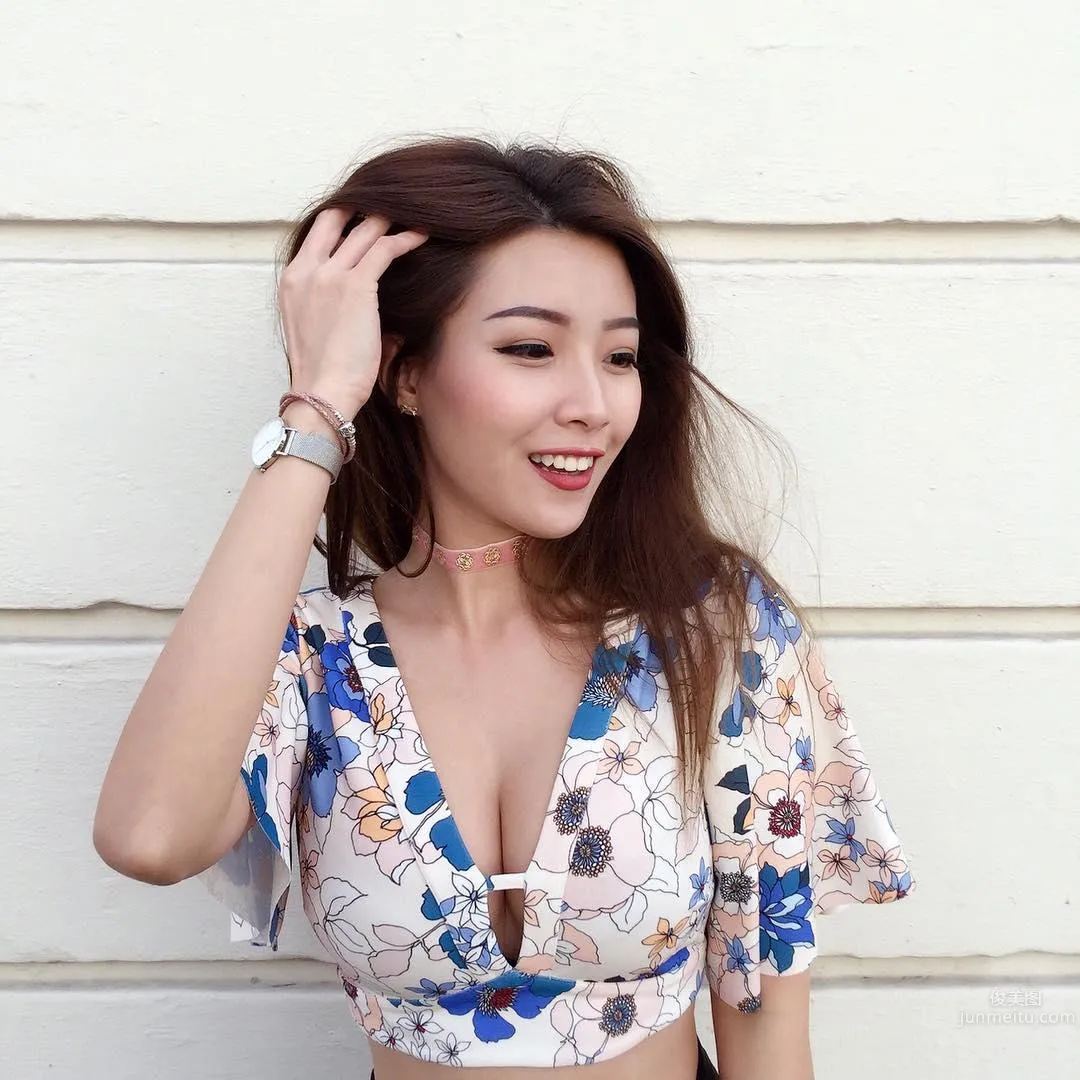 視覺盛宴！街頭捕獲白嫩正妹 極品事業線好身材 30