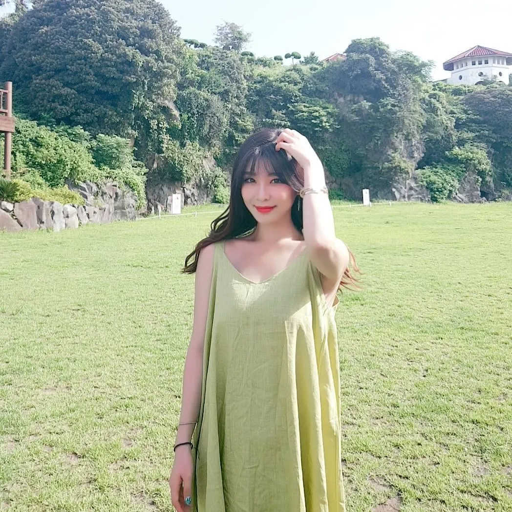 漂亮姐姐半夜「直播哄睡」 私房美照卻讓人睡不着 18