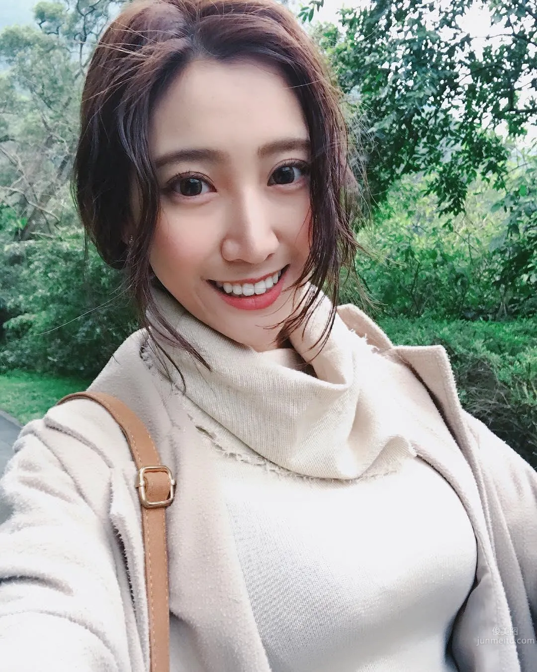 台灣氣質空姐鄭詩璇 笑容甜美又胸大腿長 28