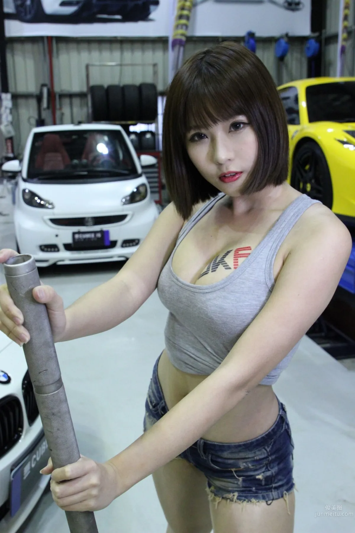 台中車廠「辣妹修車工」太猖狂！超邪惡真空上場畫面沒有極限 3