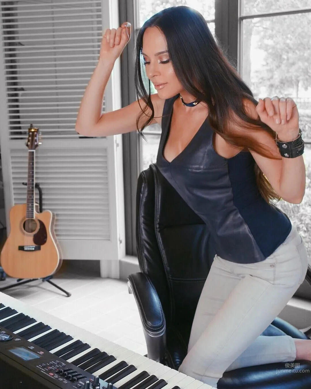 Lola Astanova- 美豔鋼琴家私房照 20
