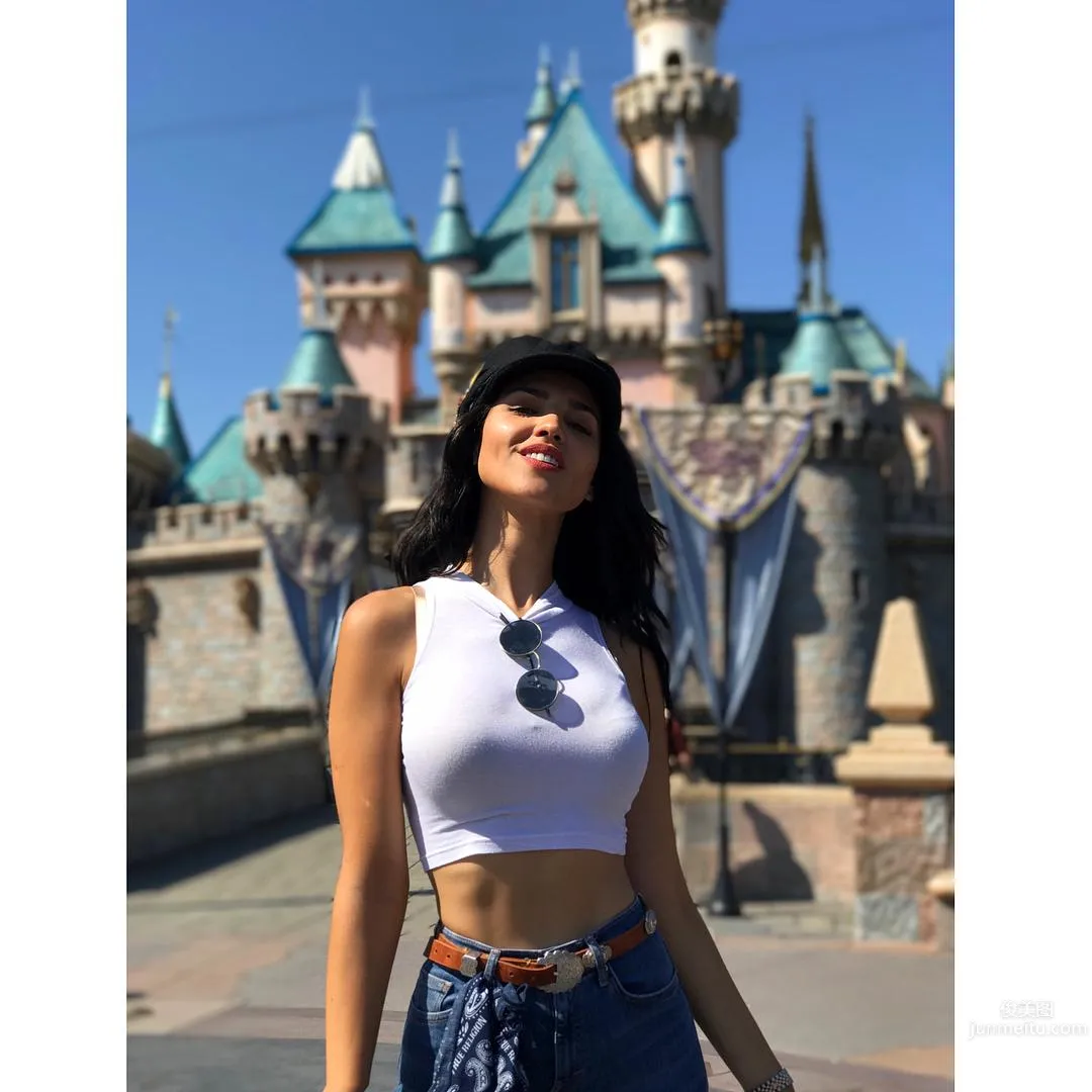 Eiza Gonzalez- 紅地毯上的「黃道」美人 15