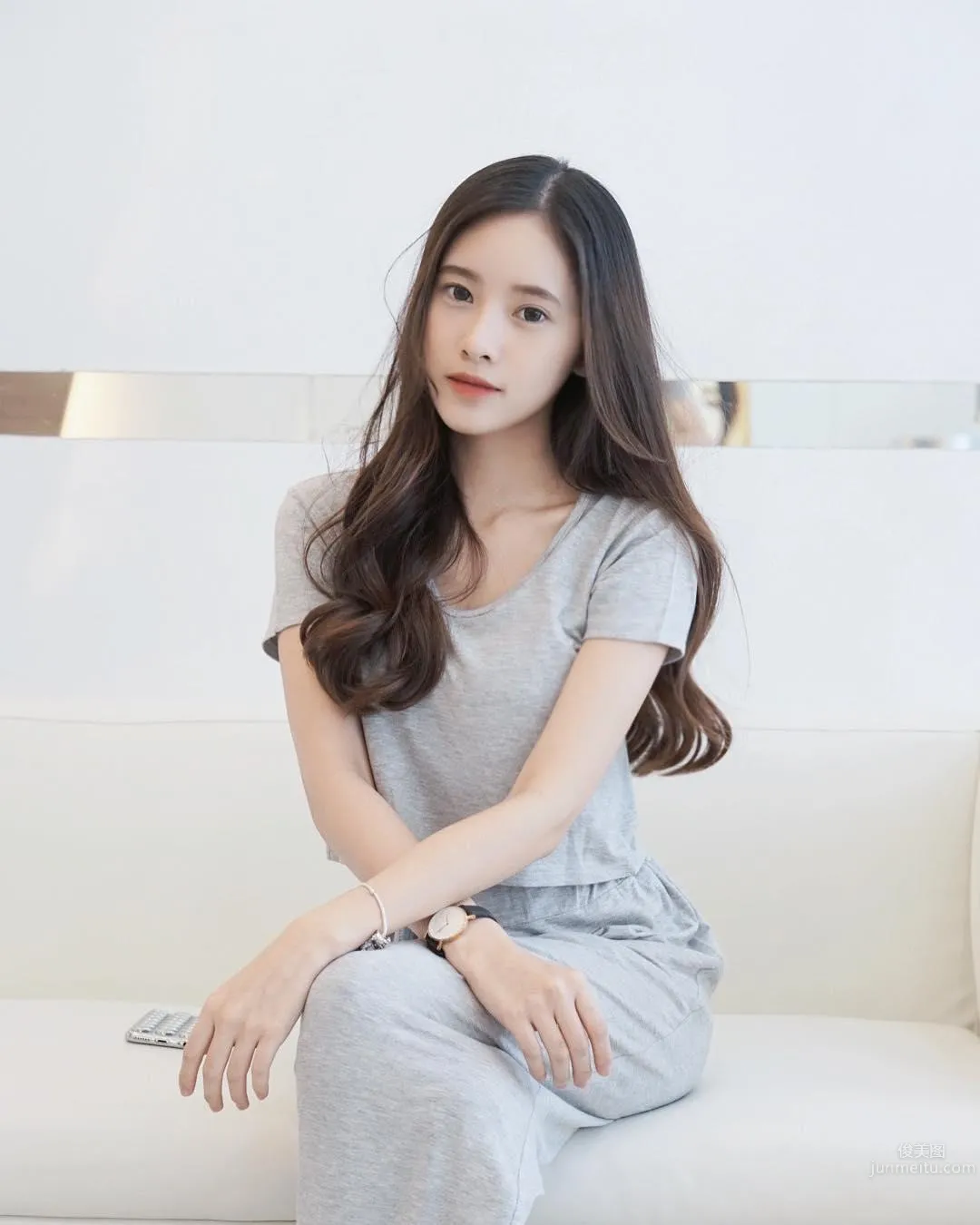 氣質空靈「鄰家正妹」讓人看出神了！白嫩大長腿太吸睛，天菜的完美标準！ 28