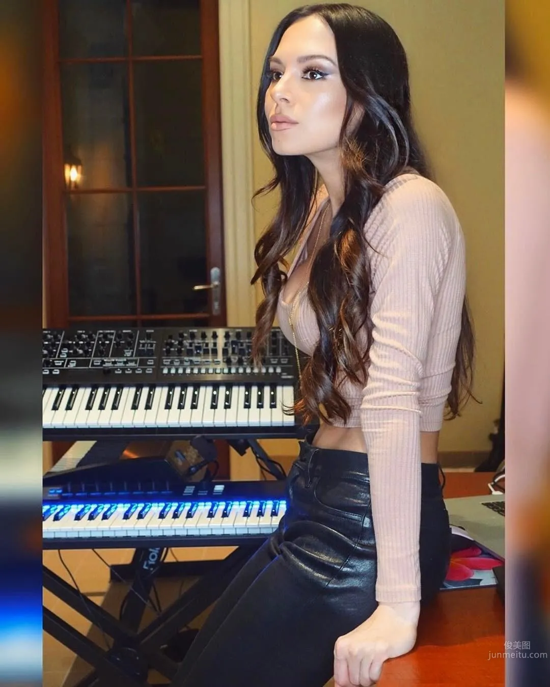 Lola Astanova- 美豔鋼琴家私房照 12