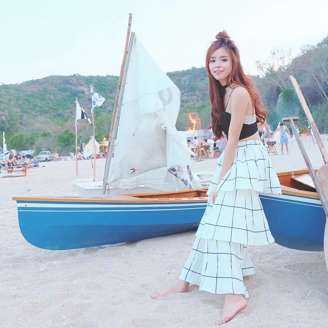 高顔值正妹「根本真人芭比」！驚人曲線下還隐藏「性感深溝」！ 4