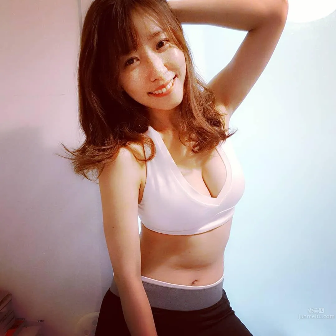 路雨希镜前自拍「白色内衣」，惹火尺寸令人冲动！_20
