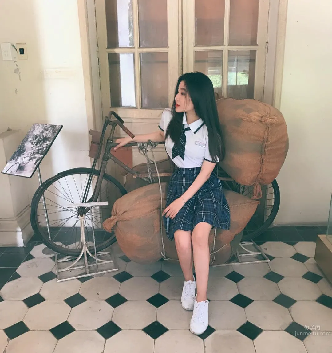 越南「零缺点女神」！16岁清纯高中生，白白圆圆的好身材_11