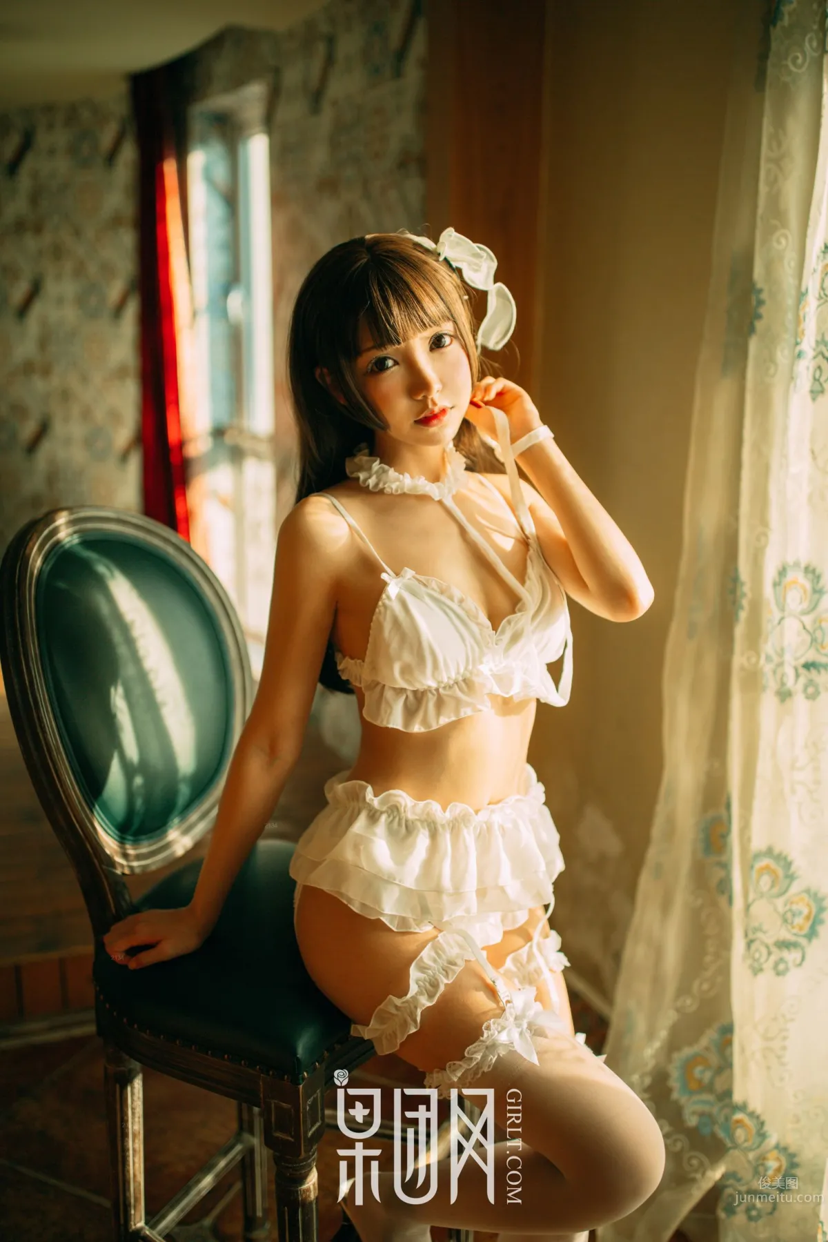 白丝男人斩！萝莉真空上阵化身调皮小女仆_1