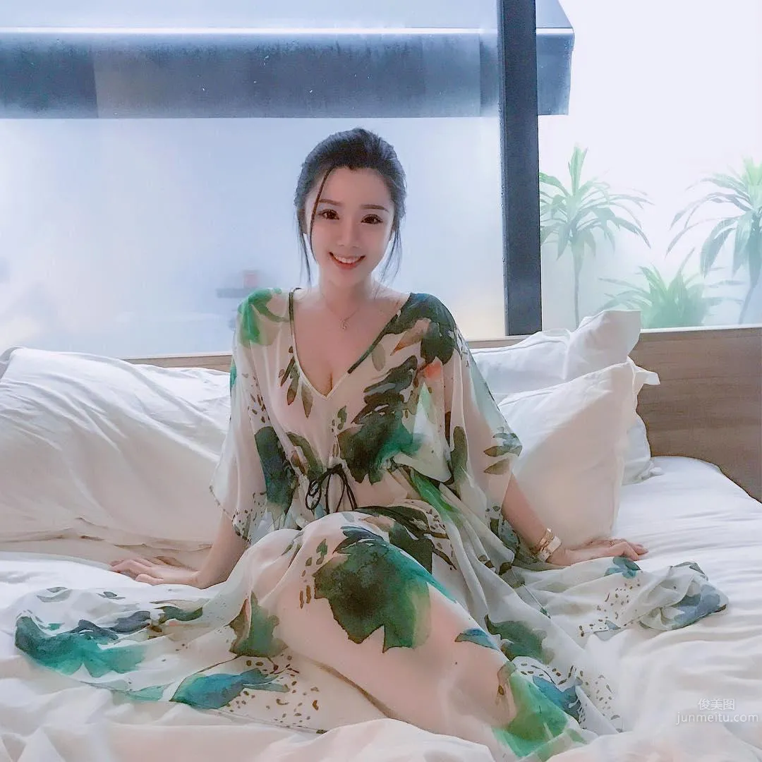 Lynna Lin- 强大反差萌！超萌小甜心拥「深沟长腿」_24