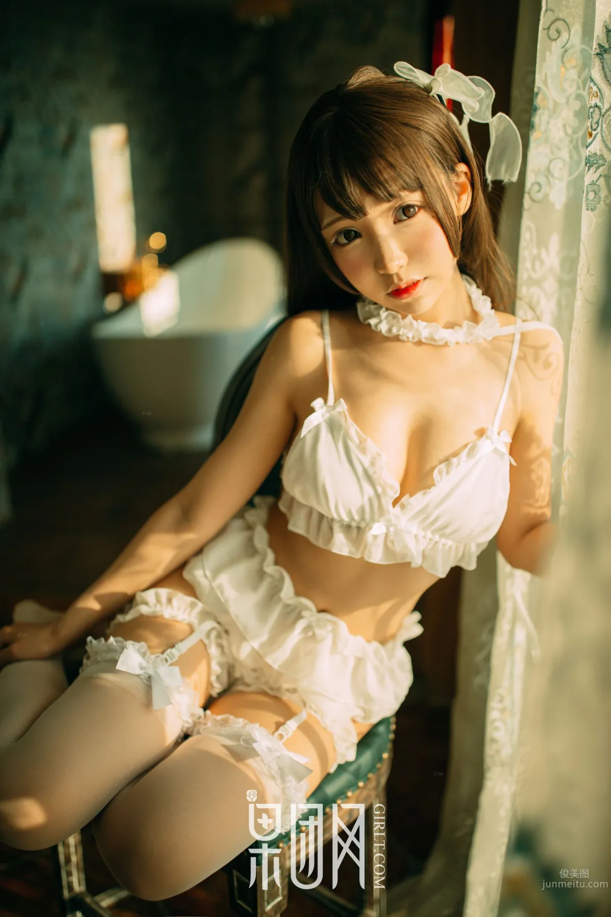 白丝男人斩！萝莉真空上阵化身调皮小女仆_8