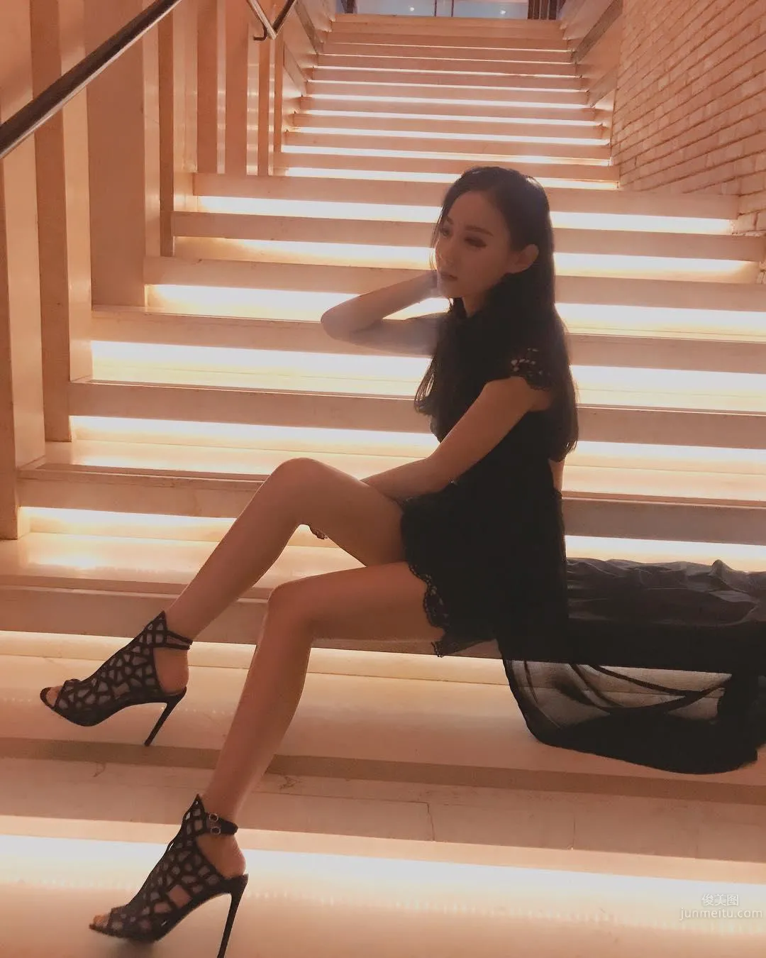 美腿界的天菜！留外高學曆正妹看不膩！曲線太噴火！ 24