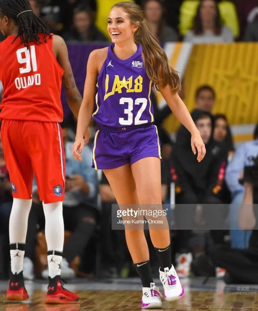 Rachel DeMita- 顔藝俱佳的美女籃球主播 43