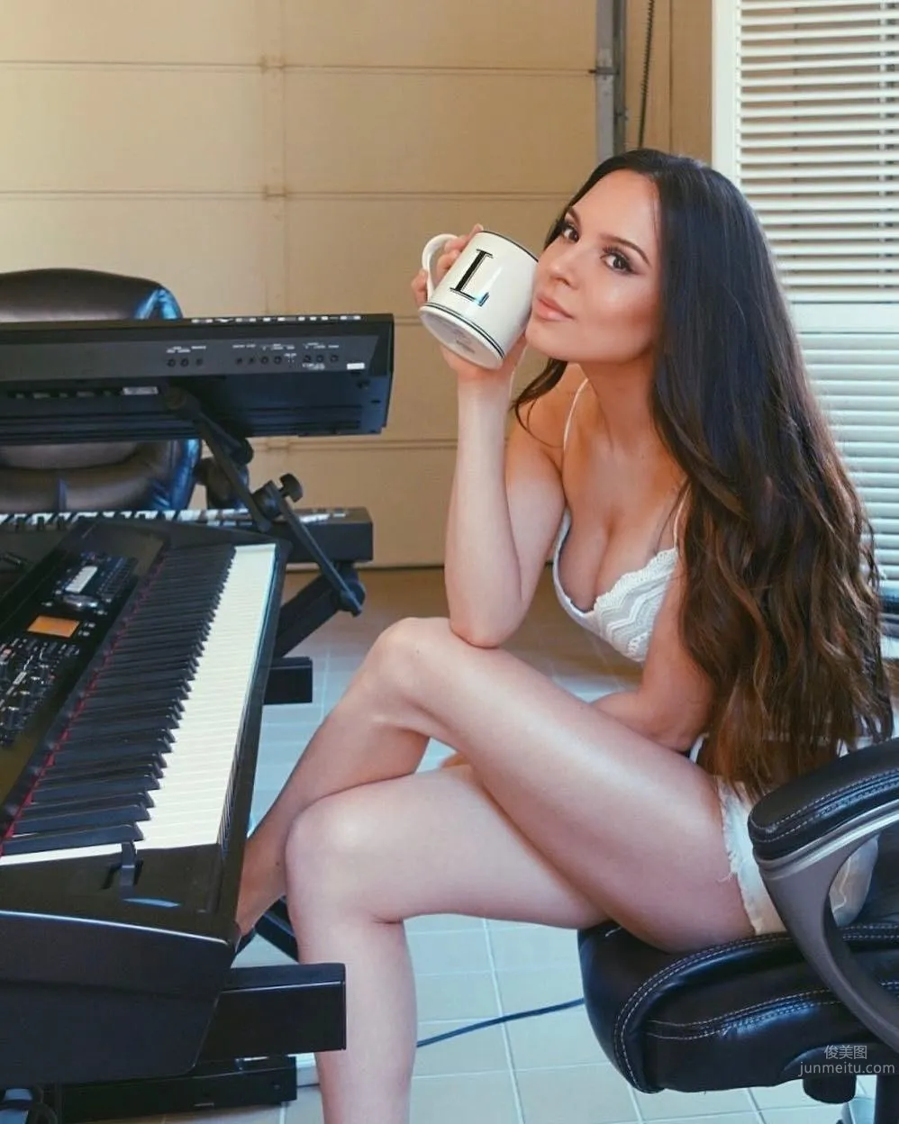 Lola Astanova- 美豔鋼琴家私房照 14