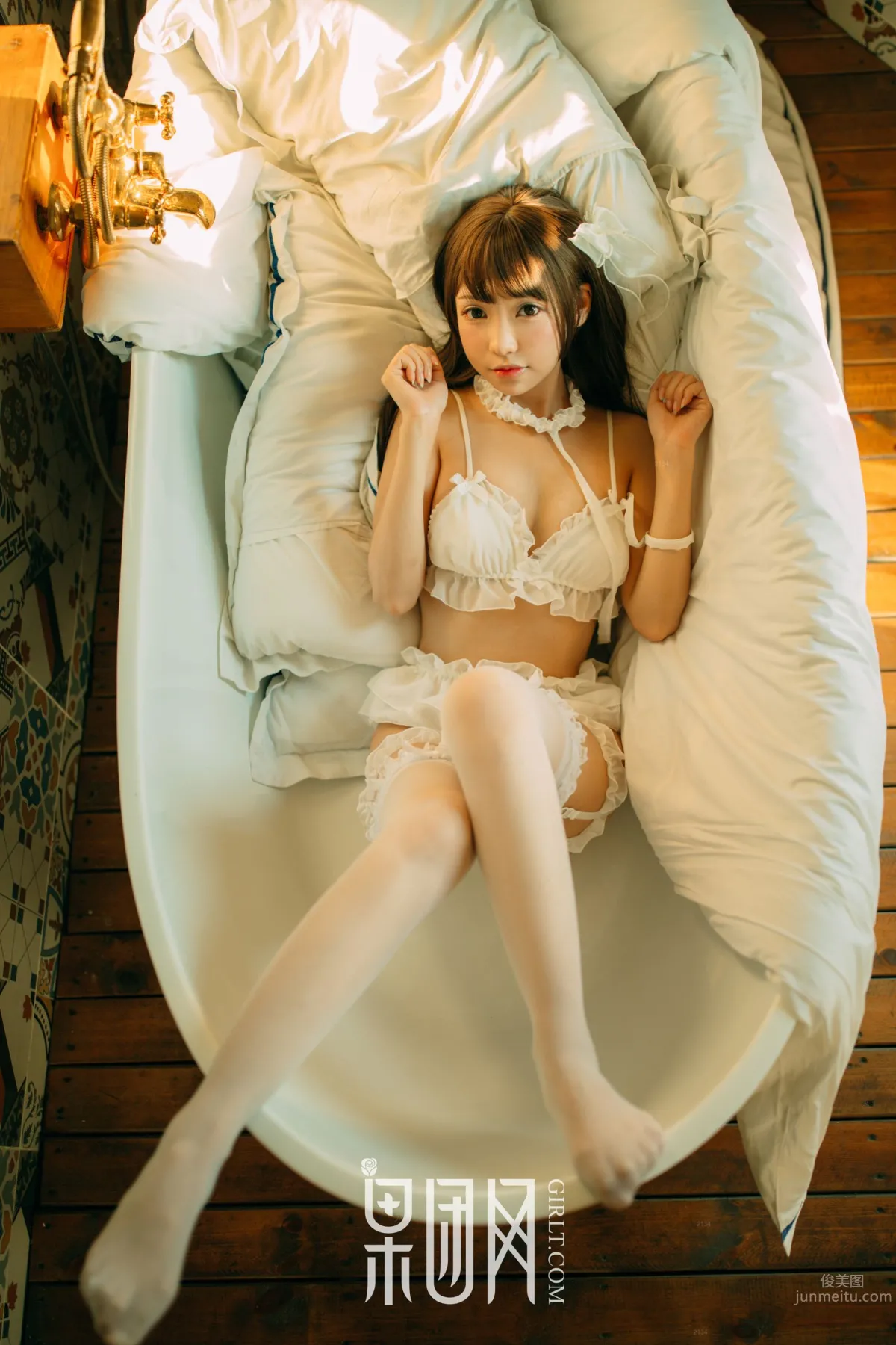 白絲男人斬！蘿莉真空上陣化身調皮小女仆 16