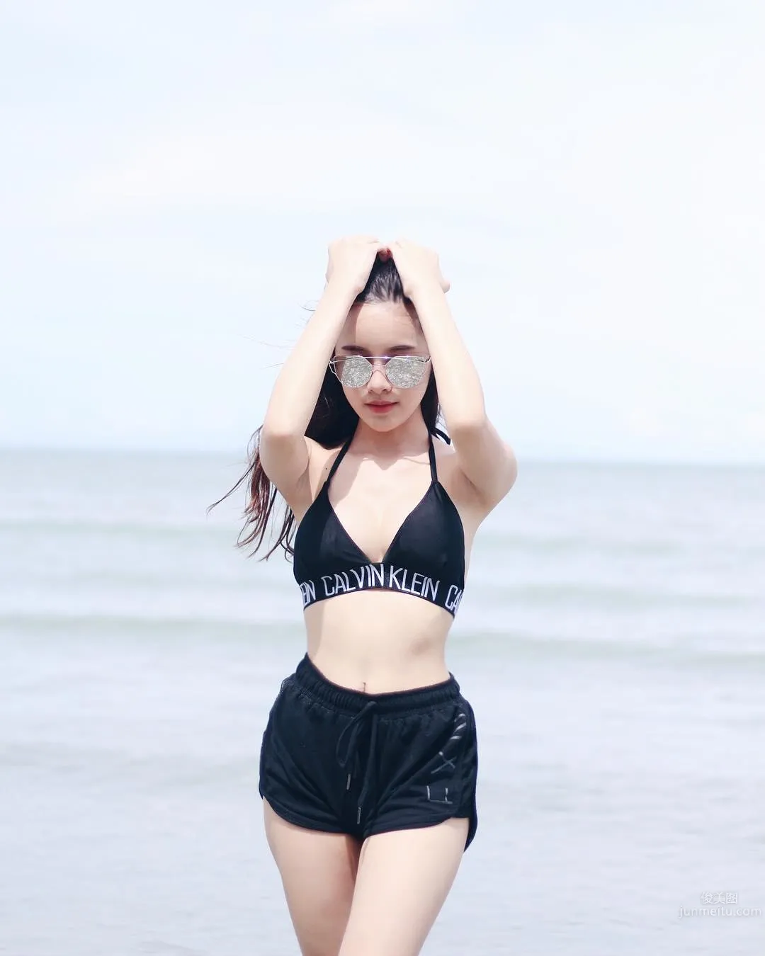 氣質空靈「鄰家正妹」讓人看出神了！白嫩大長腿太吸睛，天菜的完美标準！ 21