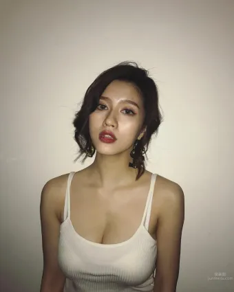 優質台灣正妹San珊珊 渾圓美胸比基尼下更白皙