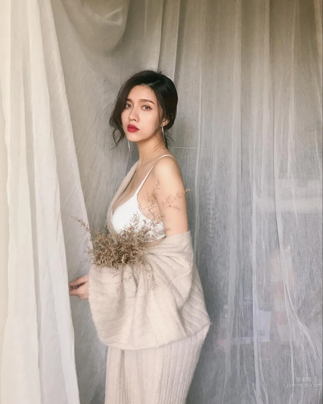 優質台灣正妹San珊珊 渾圓美胸比基尼下更白皙 8