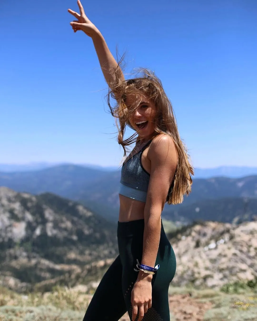 Rachel DeMita- 顔藝俱佳的美女籃球主播 22