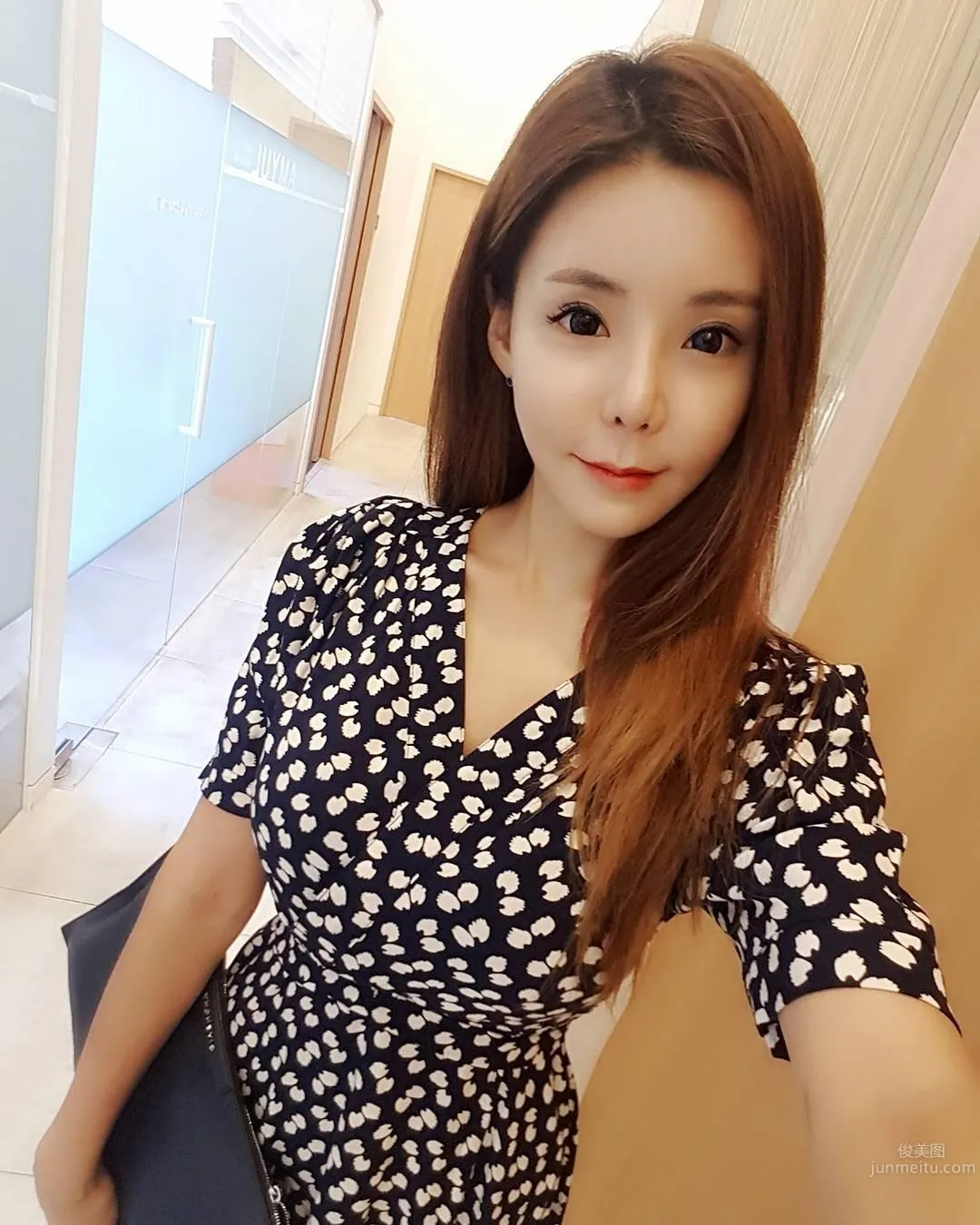 南韩妹子黄丽娅脾气不好！性感比基尼大方来献宝～_21