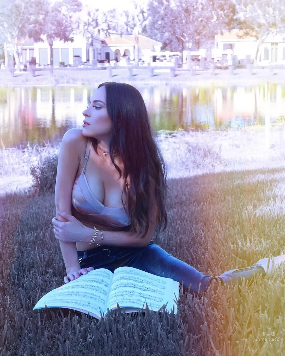 Lola Astanova- 美豔鋼琴家私房照 23