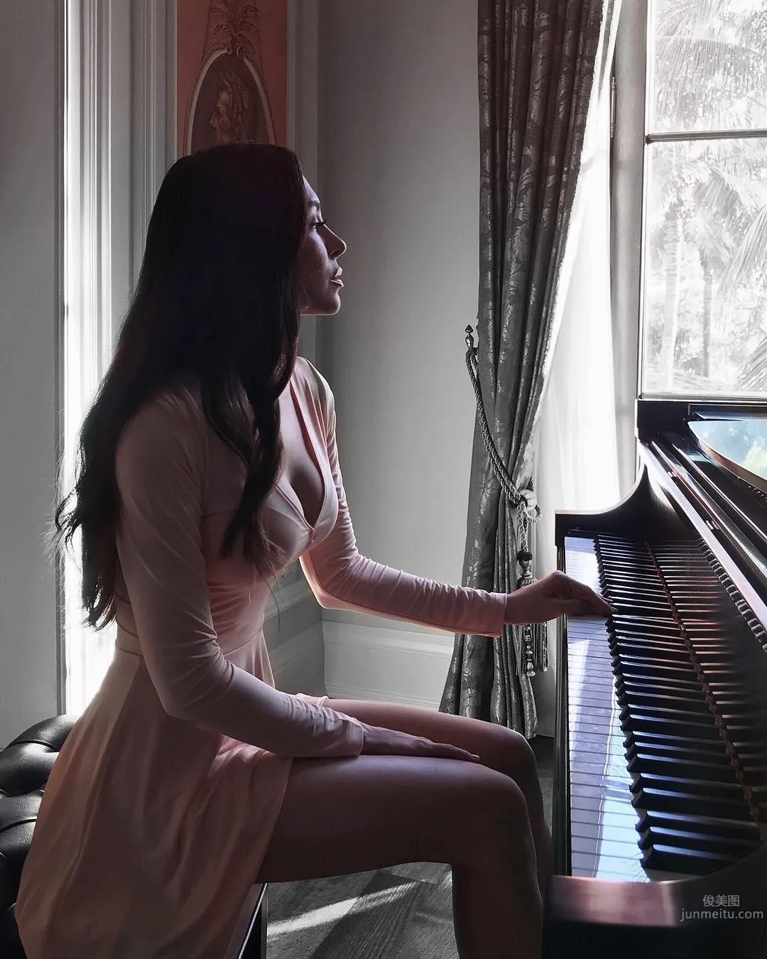 Lola Astanova- 美豔鋼琴家私房照 34