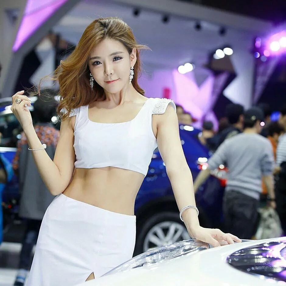 南韩妹子黄丽娅脾气不好！性感比基尼大方来献宝～_5