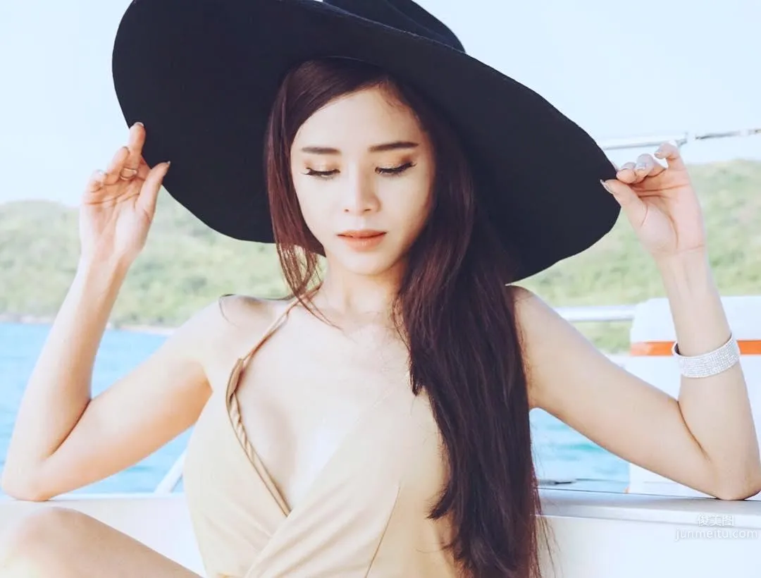 高顔值正妹「根本真人芭比」！驚人曲線下還隐藏「性感深溝」！ 16