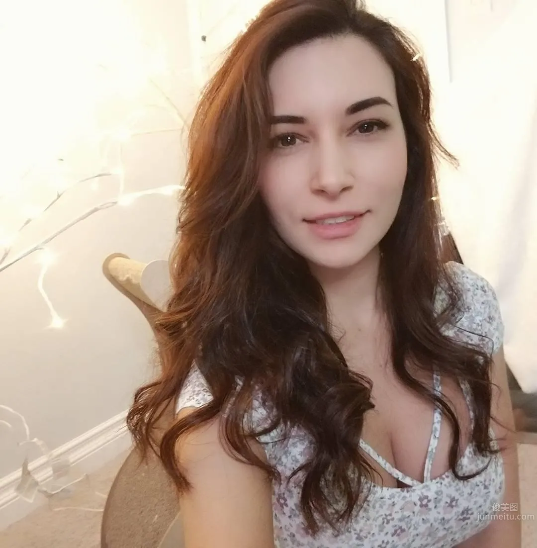 想一起激戰！電玩直播妹「Alinity Divine」清新自然 20
