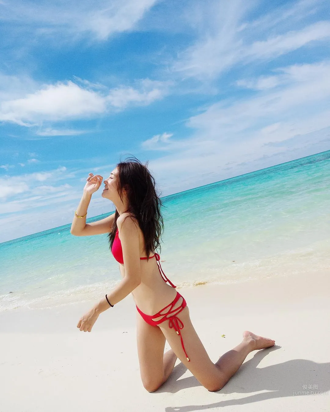 花叢間的大眼正妹！「惹火S曲線」好讓人着迷！ 25