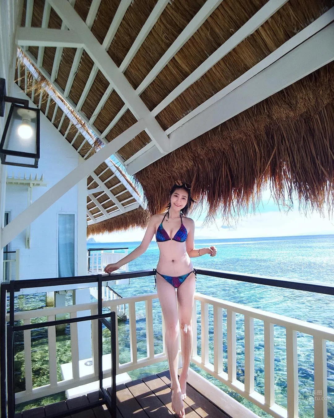 花叢間的大眼正妹！「惹火S曲線」好讓人着迷！ 8