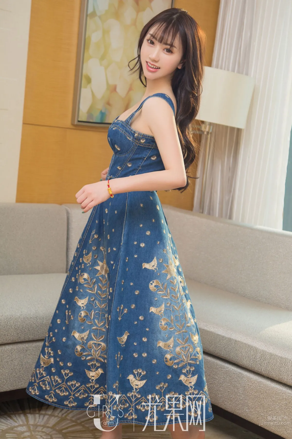 尤果新女神Sara 齊腰卷發帥氣十足 39