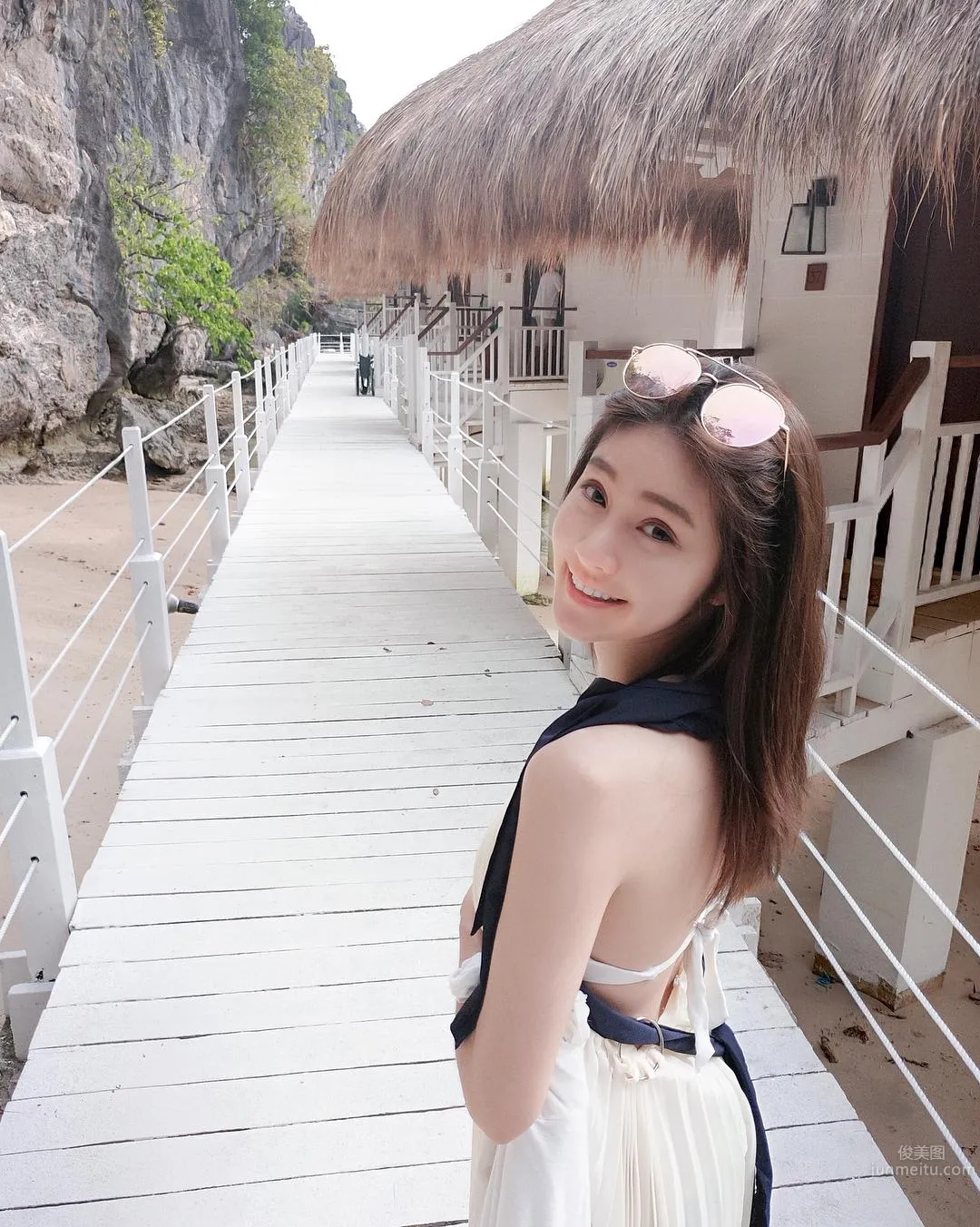 花叢間的大眼正妹！「惹火S曲線」好讓人着迷！ 13