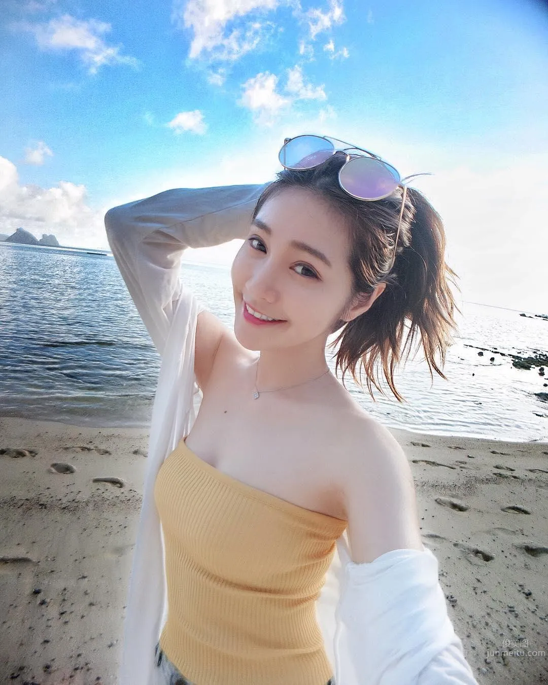 花叢間的大眼正妹！「惹火S曲線」好讓人着迷！ 9