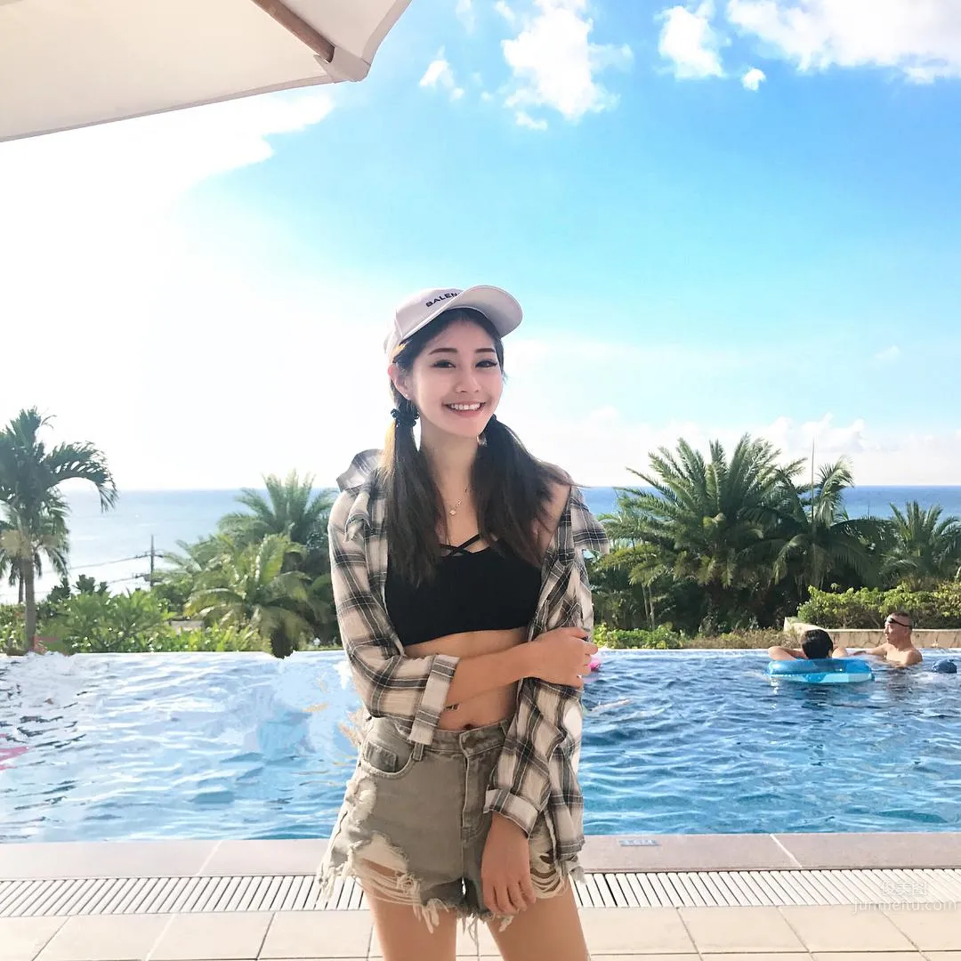 花叢間的大眼正妹！「惹火S曲線」好讓人着迷！ 2