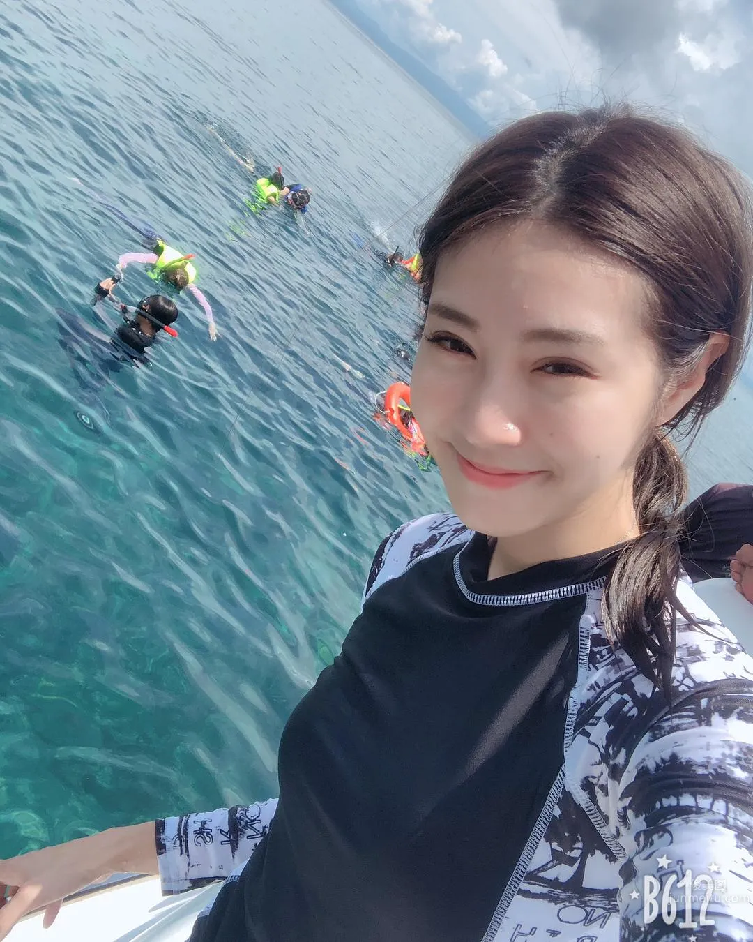 花叢間的大眼正妹！「惹火S曲線」好讓人着迷！ 27